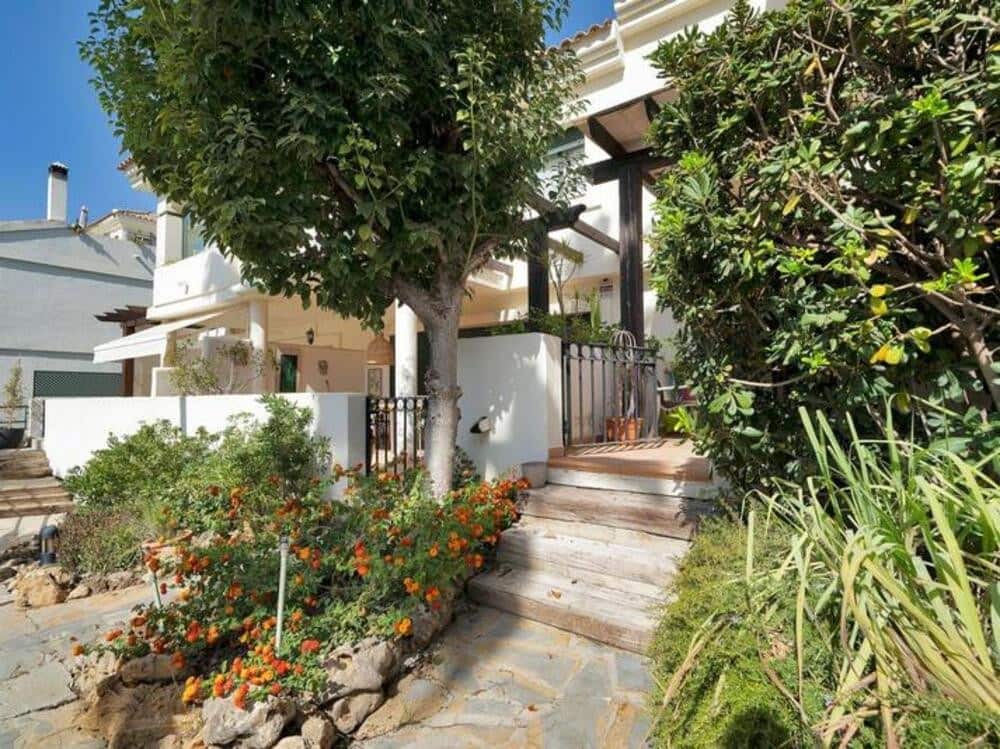 3 quarto Casa em Banda para venda em Estepona com piscina garagem - 699 000 € (Ref: 9361772)