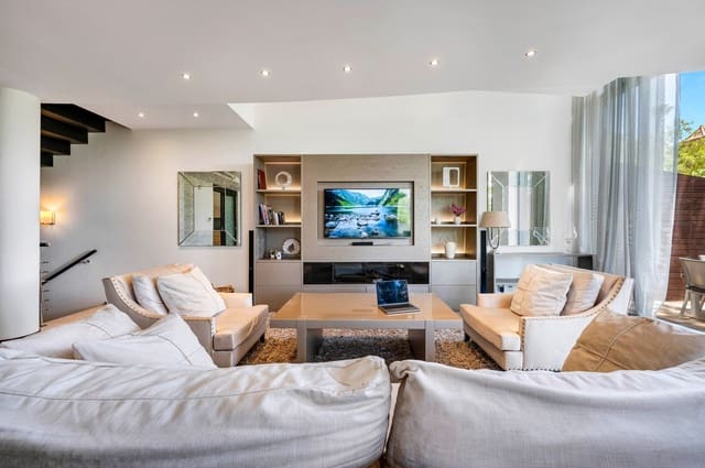 2 makuuhuone Omakotitalo myytävänä paikassa Sierra Blanca, Marbella mukana uima-altaan 
autotalli - 1 630 000 € (Ref: 9366028)