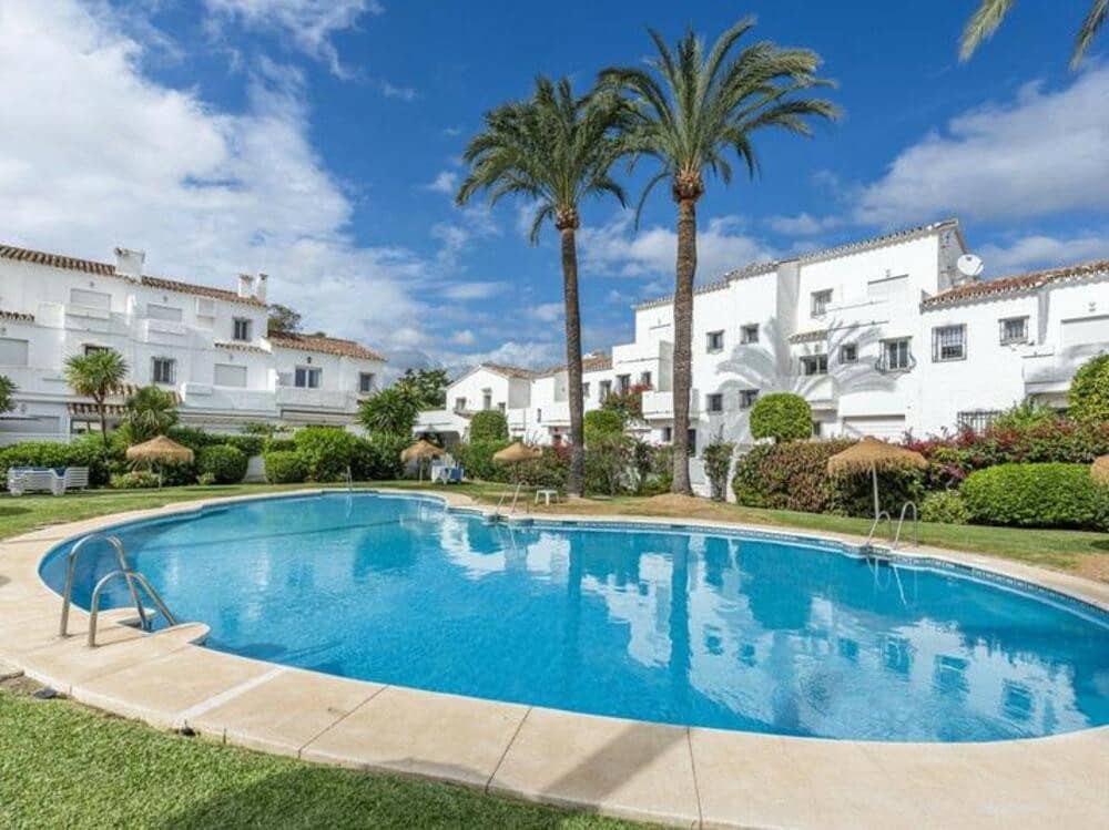 3 sypialnia Dom do wynajęcia w Marbella z basenem garażem - 3 200 € (Ref: 9366029)