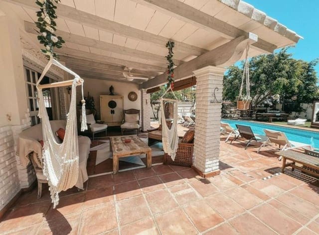 5 bedroom Villa for sale in Nueva Andalucía Centro, Marbella with pool - € 1,600,000 (Ref: 9371528)