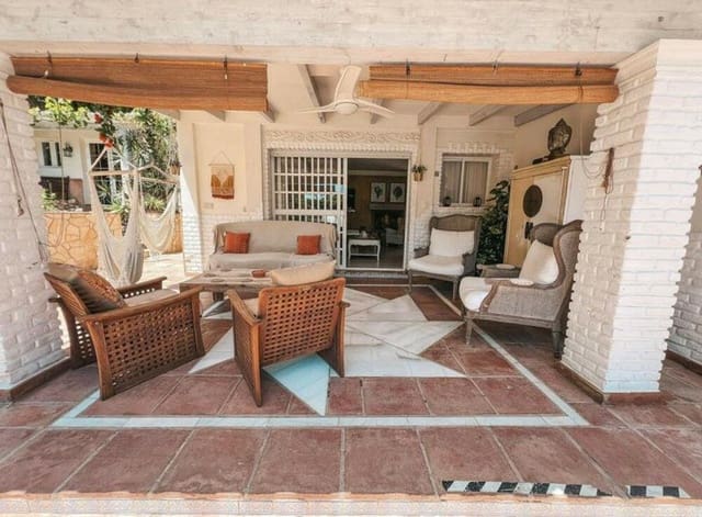5 bedroom Villa for sale in Nueva Andalucía Centro, Marbella with pool - € 1,600,000 (Ref: 9371528)