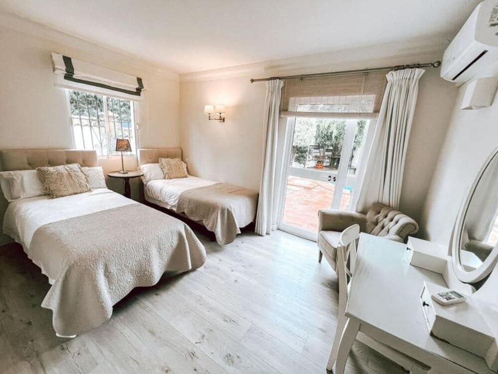 5 bedroom Villa for sale in Nueva Andalucia with pool - € 1,600,000 (Ref: 9371528)