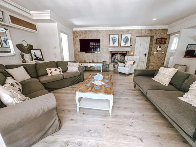 5 bedroom Villa for sale in Nueva Andalucía Centro, Marbella with pool - € 1,600,000 (Ref: 9371528)