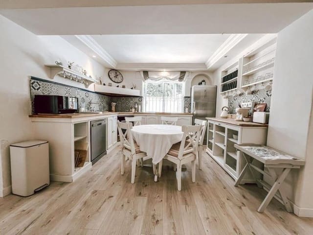 5 bedroom Villa for sale in Nueva Andalucía Centro, Marbella with pool - € 1,600,000 (Ref: 9371528)