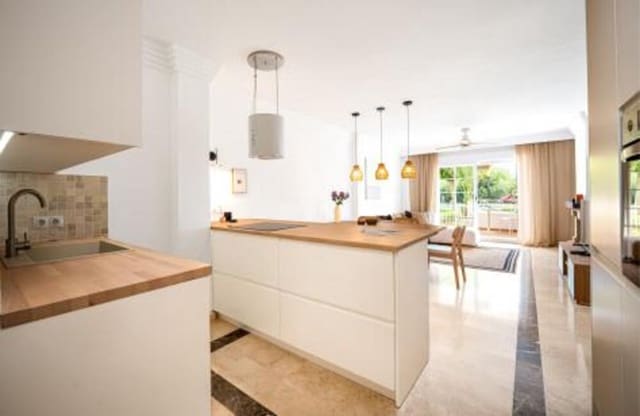 3 makuuhuone Huoneisto myytävänä paikassa Río Real, Marbella mukana uima-altaan 
autotalli - 509 000 € (Ref: 9371529)