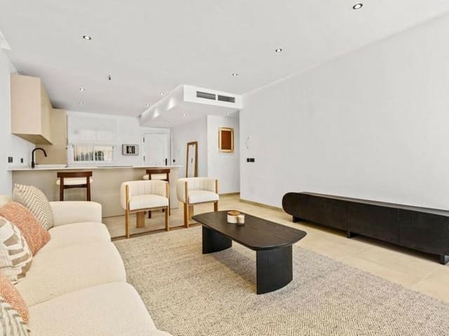 Apartamento de 3 habitaciones en Nueva Andalucía Centro, Marbella en venta con piscina garaje - 689.000 € (Ref: 9374694)