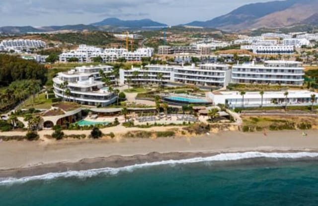 Apartamento de 4 habitaciones en Guadalobón, Estepona en venta con piscina garaje - 1.350.000 € (Ref: 9378558)