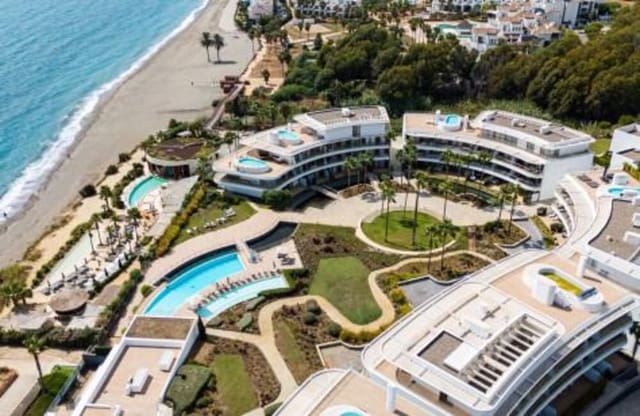 Apartamento de 4 habitaciones en Guadalobón, Estepona en venta con piscina garaje - 1.350.000 € (Ref: 9378558)