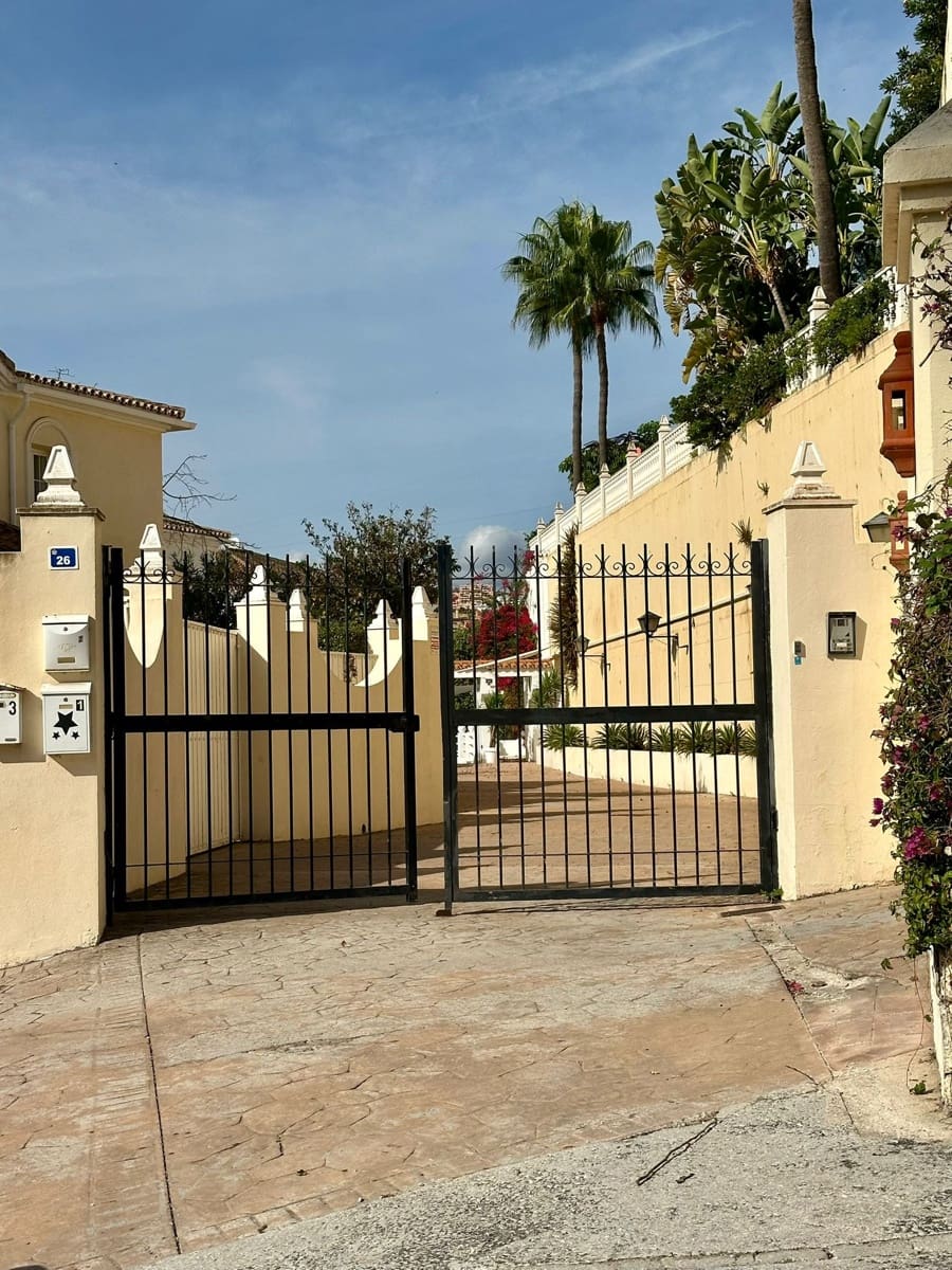 3 soverom Villa til salgs i Mijas Costa med svømmebasseng garasje - € 1 730 000 (Ref: 9382264)