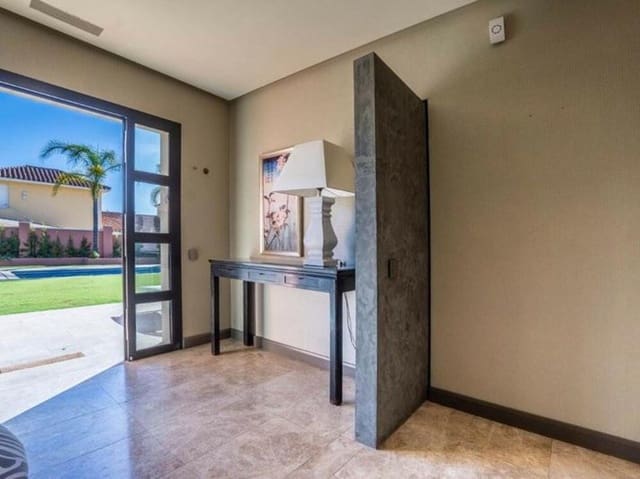 Villa/Maison de 3 chambres à louer à Centro, Estepona avec piscine garage - 8 000 € (Ref: 9387037)