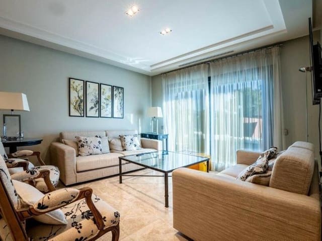 Villa/Maison de 3 chambres à louer à Centro, Estepona avec piscine garage - 8 000 € (Ref: 9387037)
