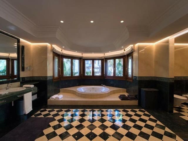 6 quarto Moradia para arrendar em Sierra Blanca, Marbella com piscina garagem - 45 000 € (Ref: 9387041)