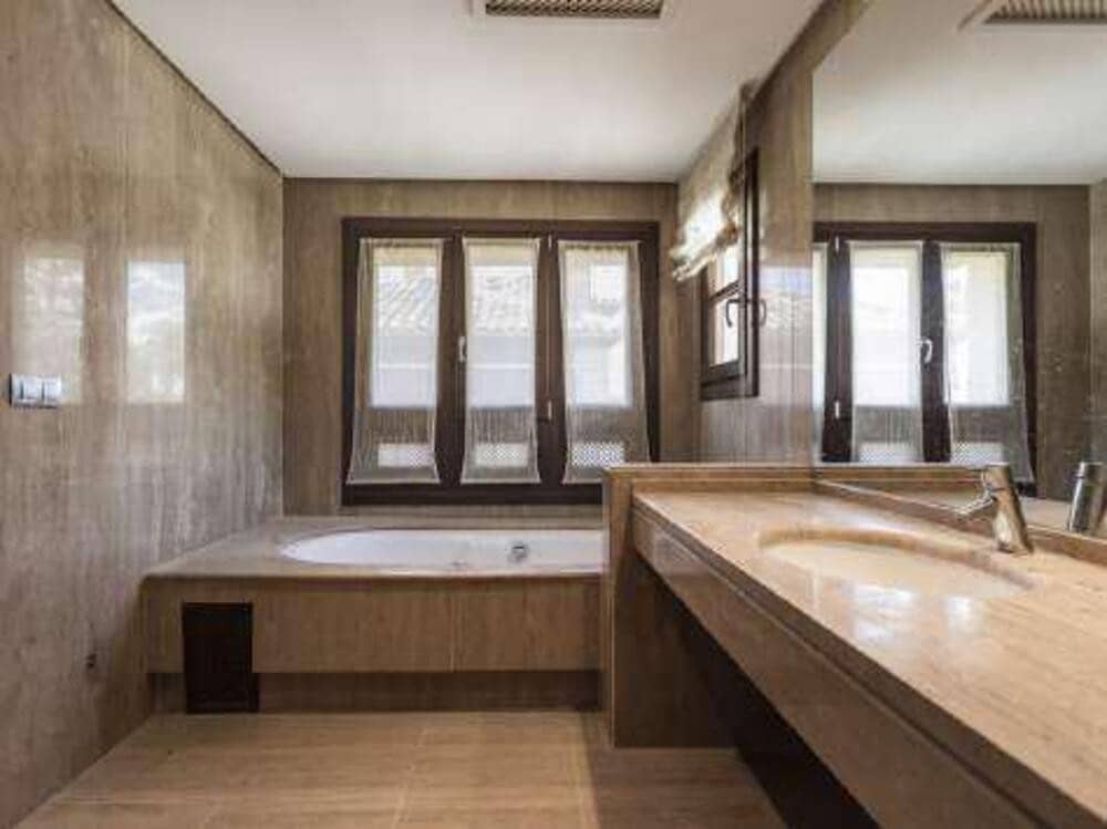 6 bedroom Villa for rent in Marbella with pool garage - € 9,000 (Ref: 9390045)