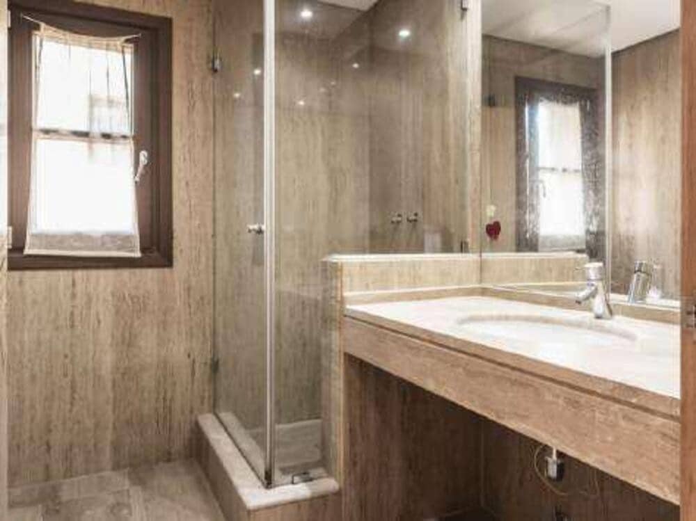 6 bedroom Villa for rent in Marbella with pool garage - € 9,000 (Ref: 9390045)