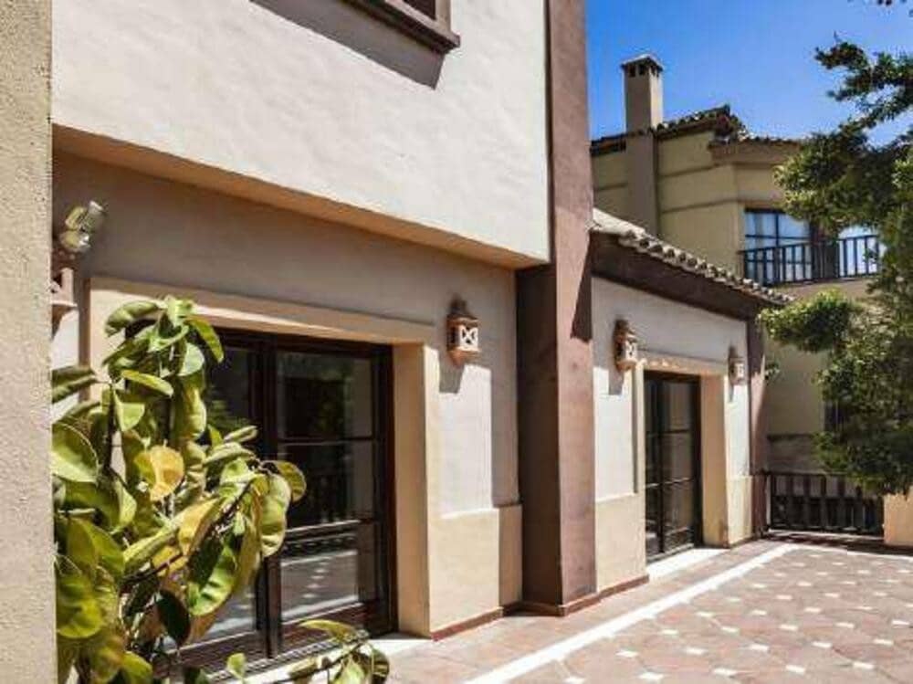 6 bedroom Villa for rent in Marbella with pool garage - € 9,000 (Ref: 9390045)