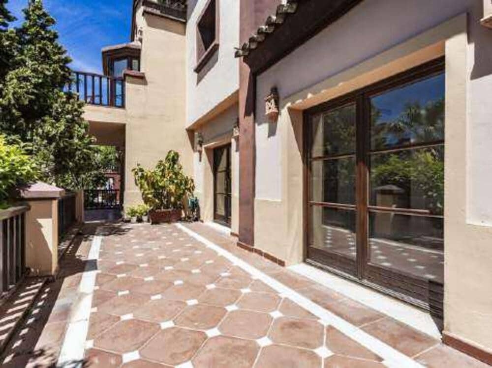 6 bedroom Villa for rent in Marbella with pool garage - € 9,000 (Ref: 9390045)