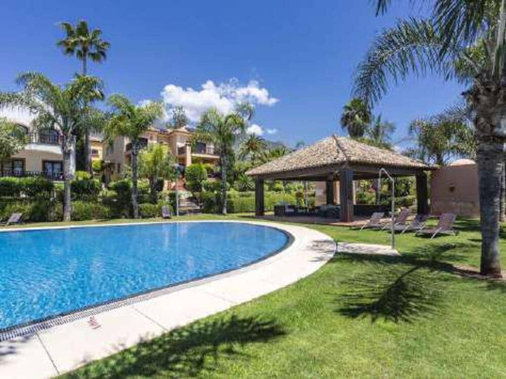 6 bedroom Villa for rent in Marbella with pool garage - € 9,000 (Ref: 9390045)