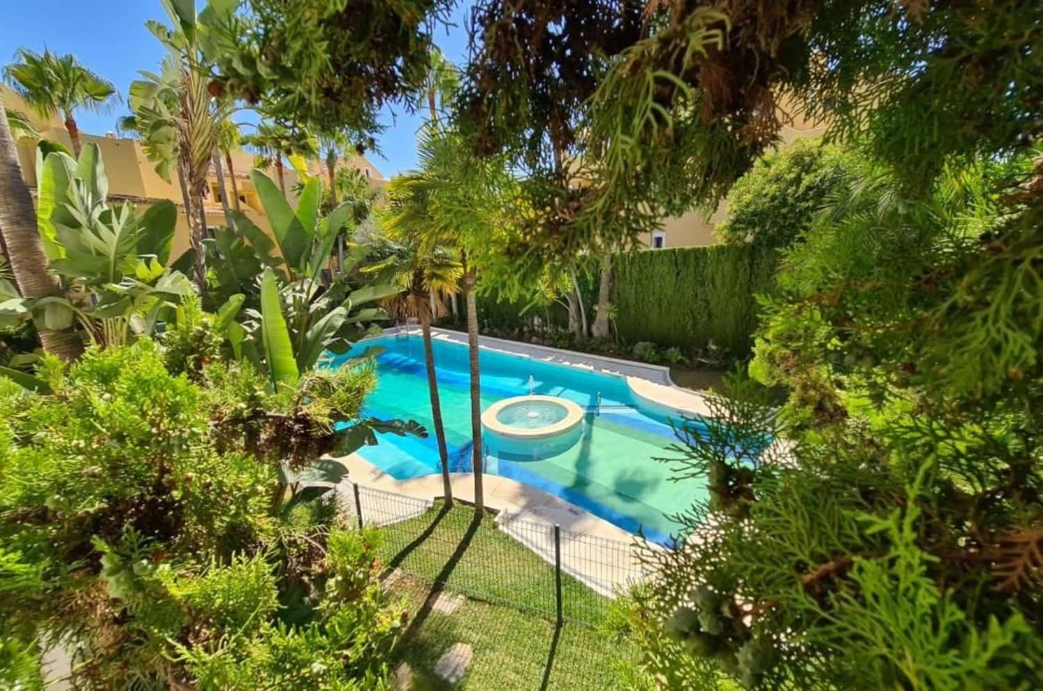 5 bedroom Apartment for rent in Marbella with pool garage - € 2,400 (Ref: 9390049)