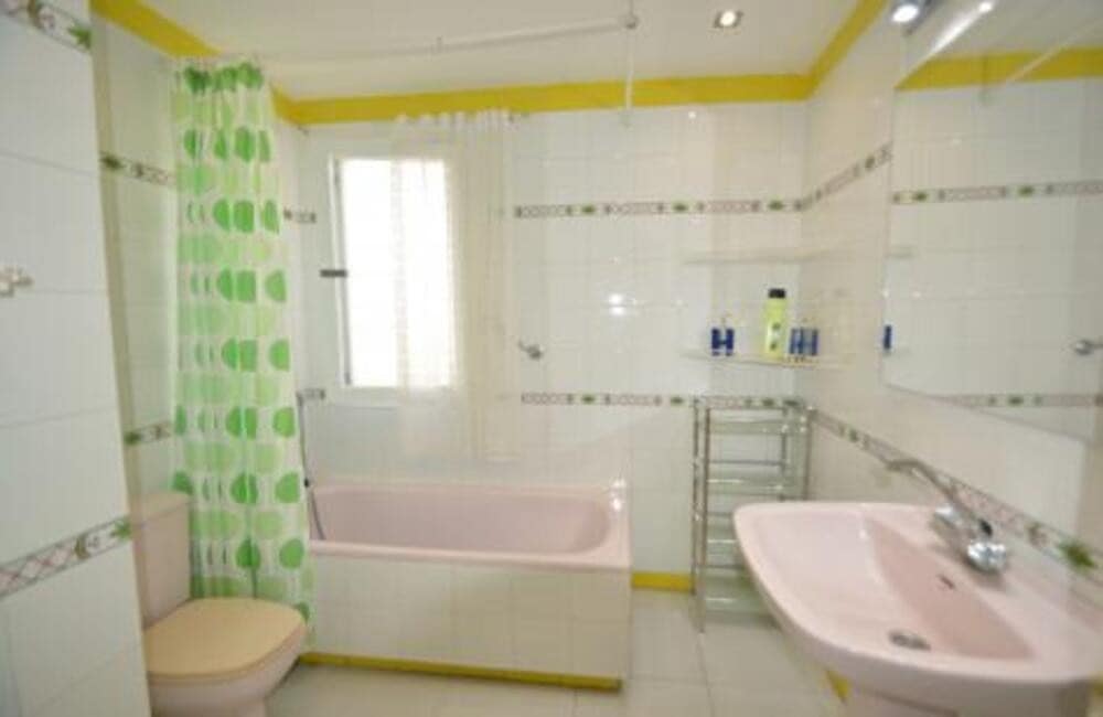 5 bedroom Apartment for rent in Marbella with pool garage - € 2,400 (Ref: 9390049)