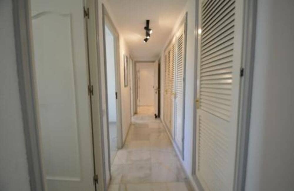 5 bedroom Apartment for rent in Marbella with pool garage - € 2,400 (Ref: 9390049)