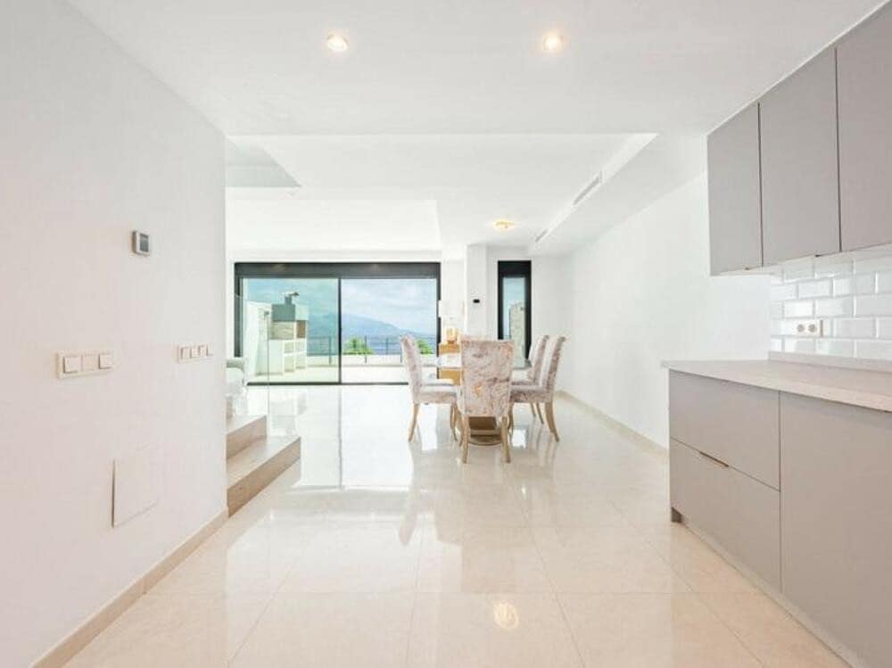 5 soveværelse Byhus til salg i Marbella med swimmingpool garage - € 750.000 (Ref: 9395547)