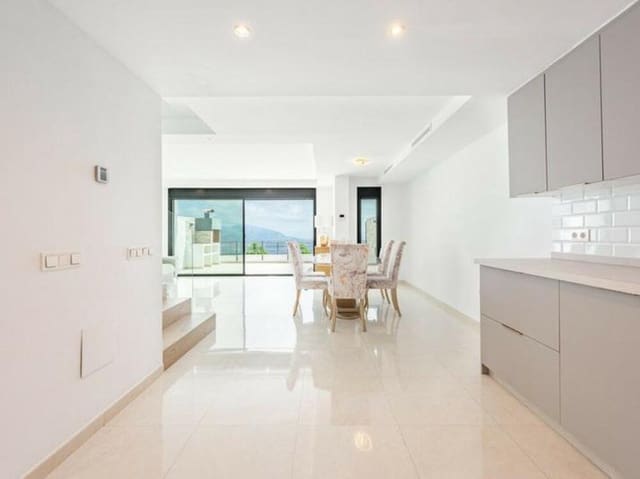 5 soveværelse Byhus til salg i Santa María, Marbella med swimmingpool garage - € 750.000 (Ref: 9395547)