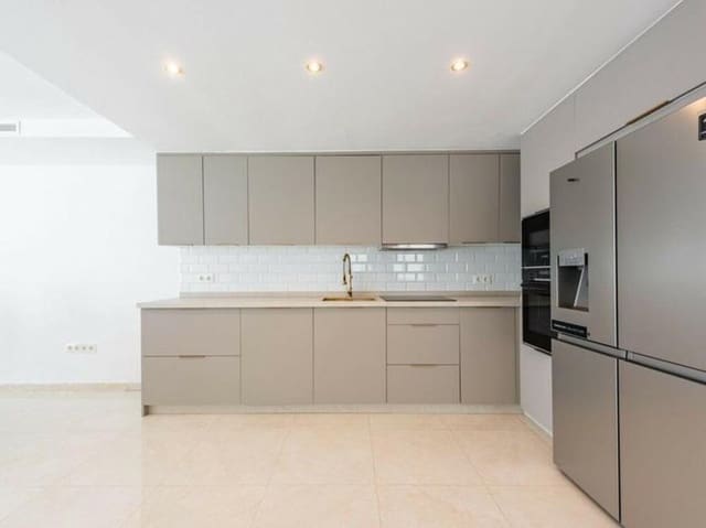 5 soveværelse Byhus til salg i Santa María, Marbella med swimmingpool garage - € 750.000 (Ref: 9395547)