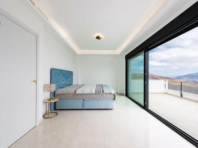 5 soveværelse Byhus til salg i Santa María, Marbella med swimmingpool garage - € 750.000 (Ref: 9395547)