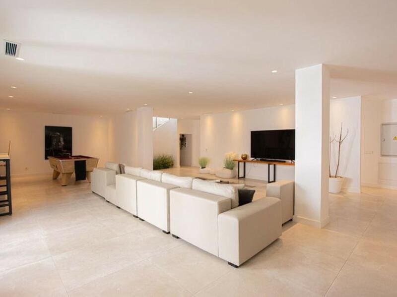 6 bedroom Villa for sale in La Quinta with pool garage - € 2,249,000 (Ref: 9395552)