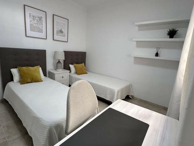 Appartement de 2 chambres à louer à Nueva Andalucía Centro, Marbella avec piscine garage - 2 300 € (Ref: 9398022)