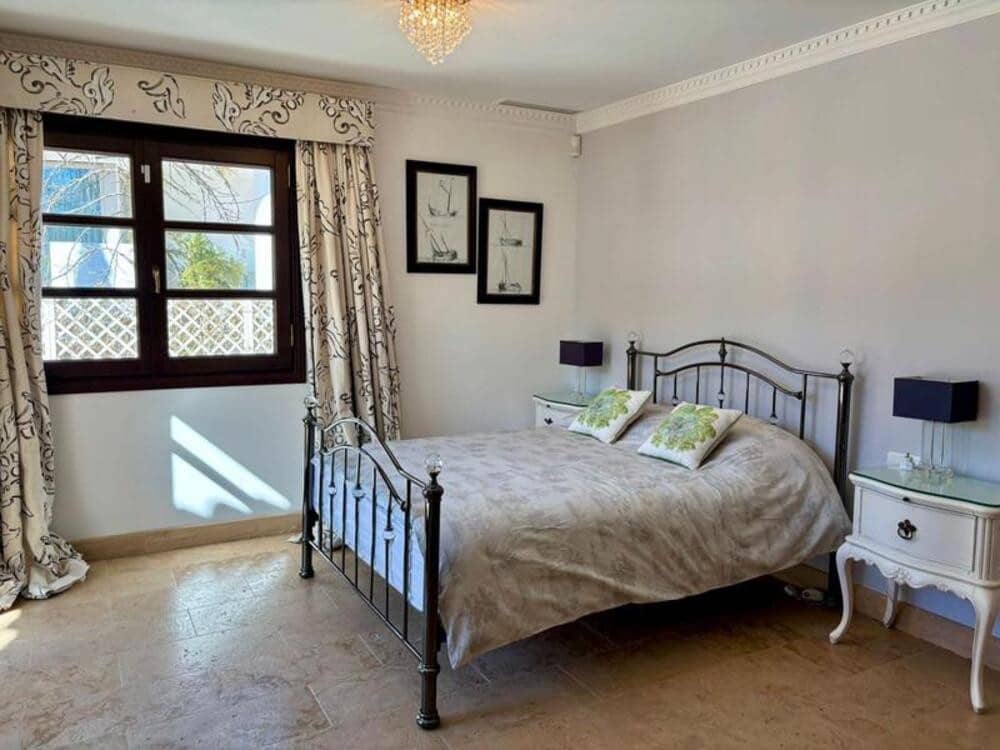 4 bedroom Villa for rent in La Quinta with pool garage - € 12,000 (Ref: 9398023)