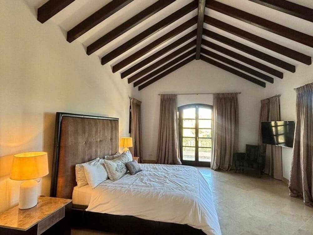 4 bedroom Villa for rent in La Quinta with pool garage - € 12,000 (Ref: 9398023)