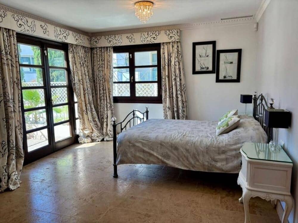 4 bedroom Villa for rent in La Quinta with pool garage - € 12,000 (Ref: 9398023)