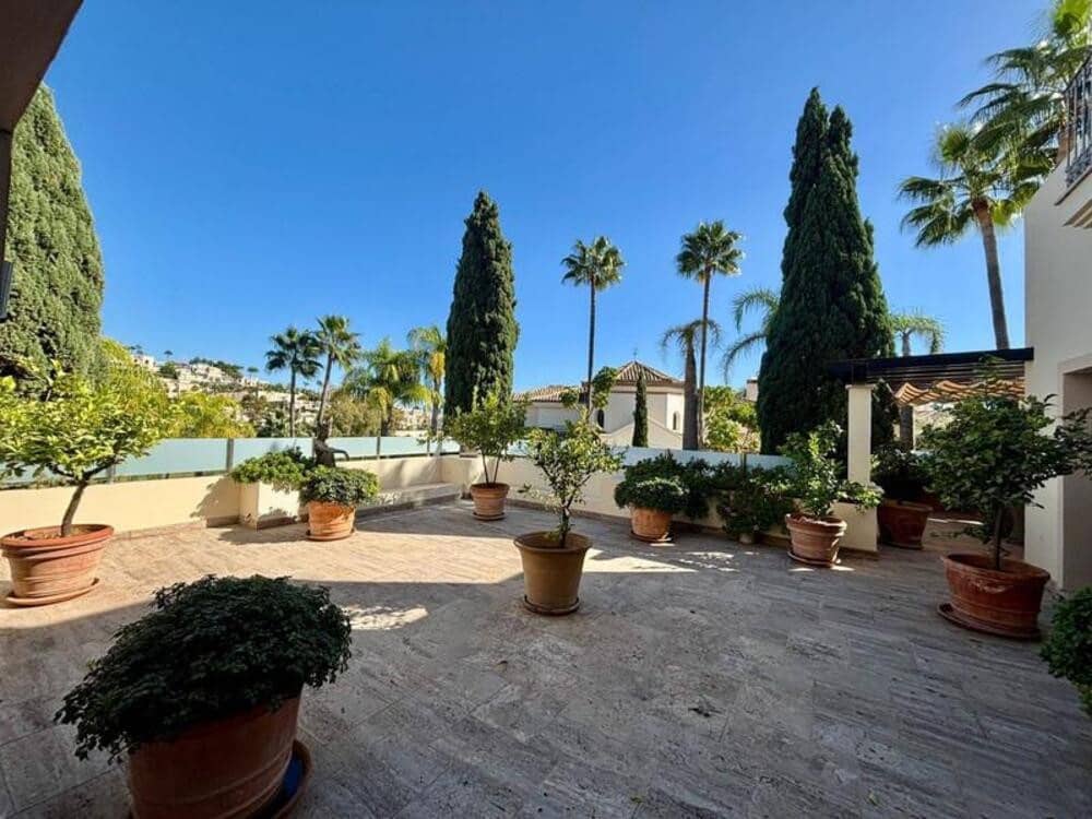 4 bedroom Villa for rent in La Quinta with pool garage - € 12,000 (Ref: 9398023)