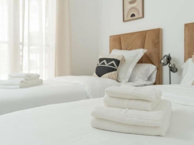 2 bedroom Penthouse for rent in El Paraíso, Benahavís with pool garage - € 2,690 (Ref: 9398025)