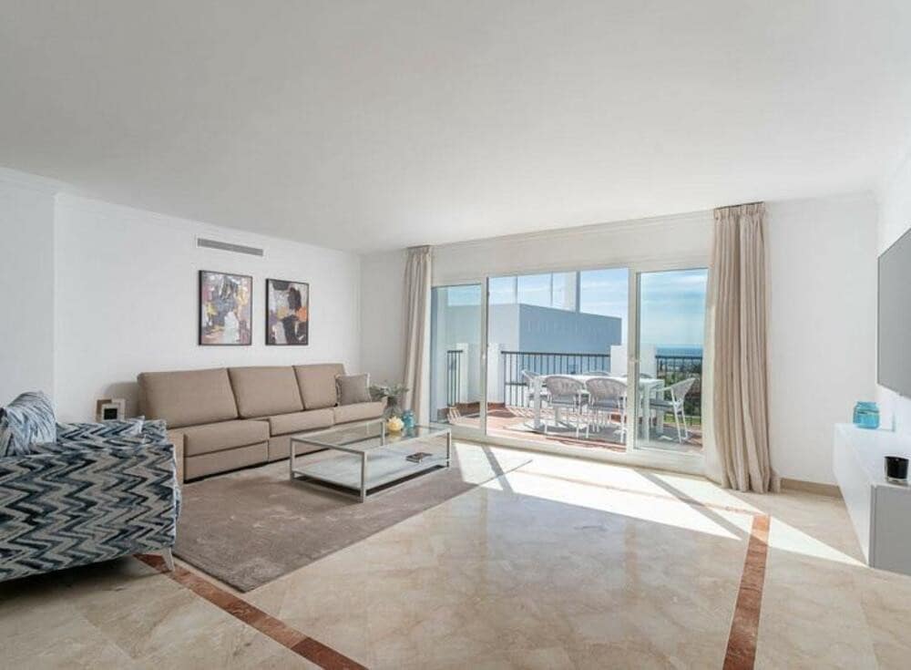 2 bedroom Penthouse for rent in Benahavis with pool garage - € 2,690 (Ref: 9398025)