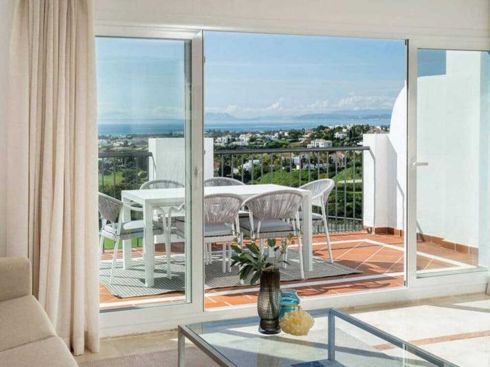 2 bedroom Penthouse for rent in Benahavis with pool garage - € 2,690 (Ref: 9398025)
