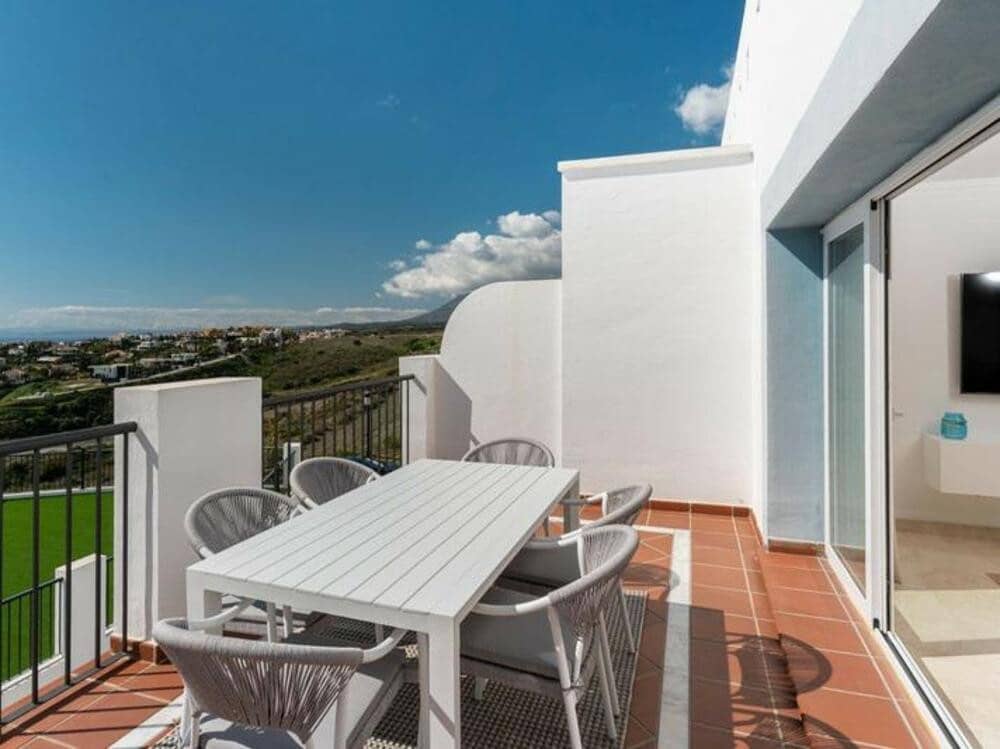 2 bedroom Penthouse for rent in Benahavis with pool garage - € 2,690 (Ref: 9398025)