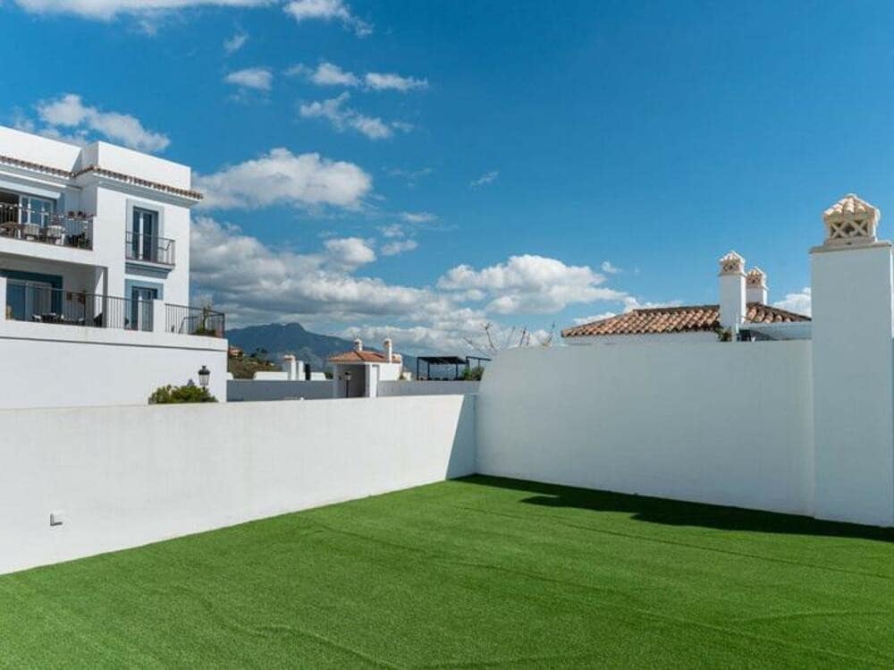 2 bedroom Penthouse for rent in Benahavis with pool garage - € 2,690 (Ref: 9398025)