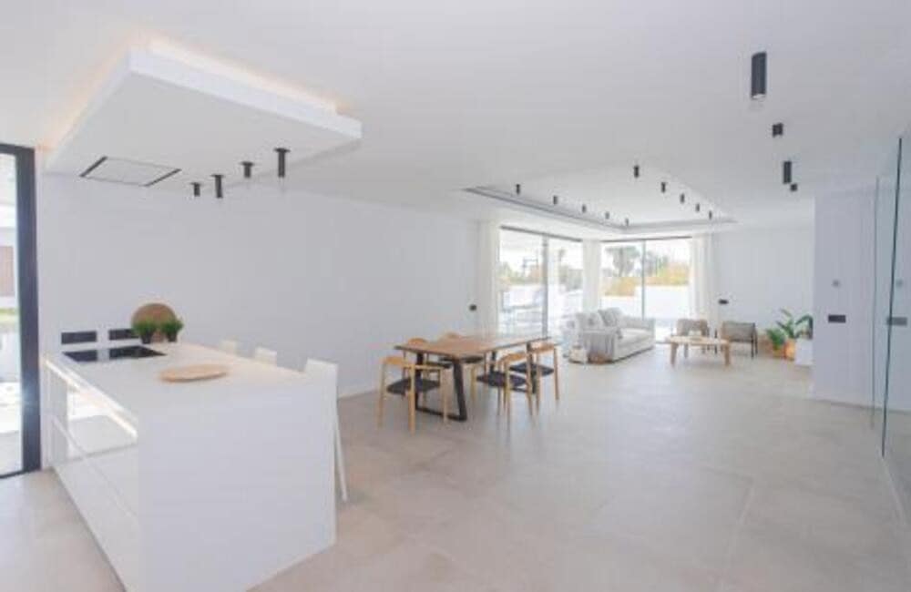 4 bedroom Villa for rent in El Paraiso with pool garage - € 8,500 (Ref: 9400301)