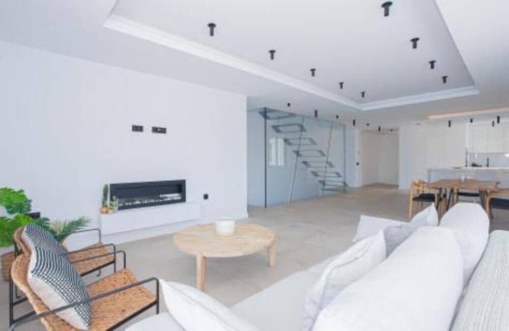 4 bedroom Villa for rent in El Paraiso with pool garage - € 8,500 (Ref: 9400301)