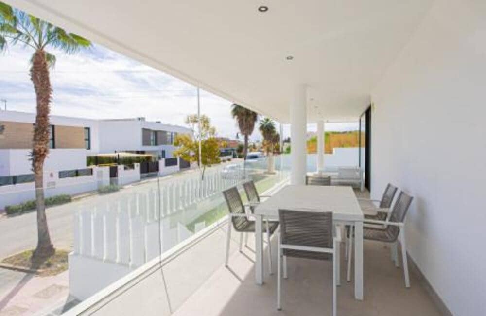 4 bedroom Villa for rent in El Paraiso with pool garage - € 8,500 (Ref: 9400301)