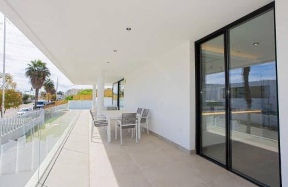 4 bedroom Villa for rent in El Paraiso with pool garage - € 8,500 (Ref: 9400301)