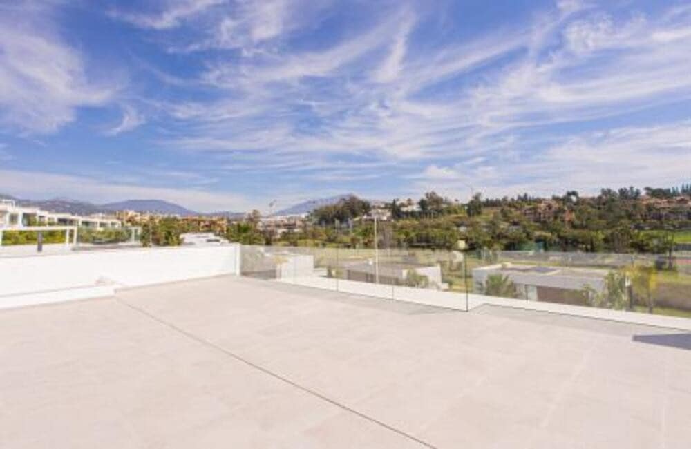 4 bedroom Villa for rent in El Paraiso with pool garage - € 8,500 (Ref: 9400301)