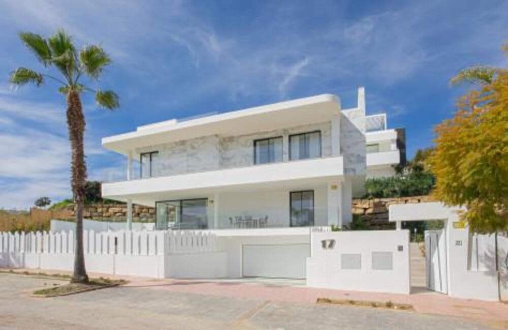 4 bedroom Villa for rent in El Paraiso with pool garage - € 8,500 (Ref: 9400301)