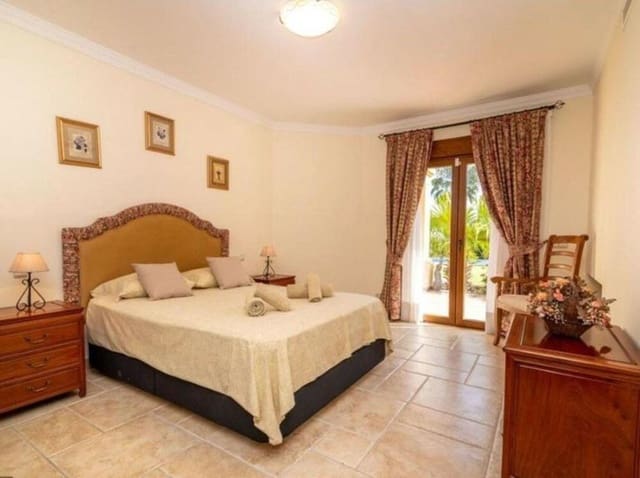 Chalet de 5 habitaciones en Los Flamingos, Benahavís en venta con piscina garaje - 2.495.000 € (Ref: 9400304)
