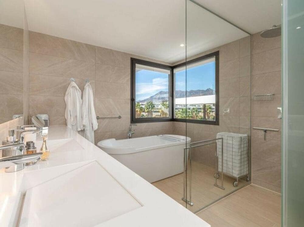 4 soverom Kjedet enebolig til salgs i Marbella med svømmebasseng garasje - € 2 095 000 (Ref: 9400305)