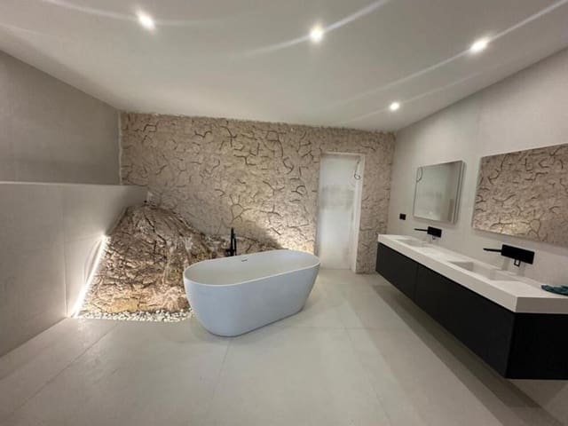 4 slaapkamer Villa te koop in Playa Bajadilla - Puertos, Marbella met zwembad garage - € 2.100.000 (Ref: 9400306)