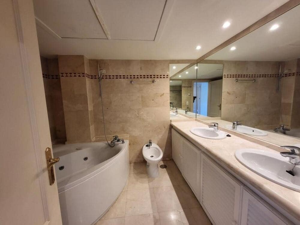 2 makuuhuone Huoneisto myytävänä paikassa Marbella mukana uima-altaan 
autotalli - 468 000 € (Ref: 9400308)