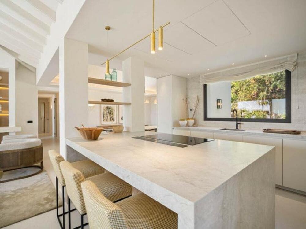 4 sypialnia Willa na sprzedaż w Nueva Andalucia z basenem garażem - 3 950 000 € (Ref: 9400309)